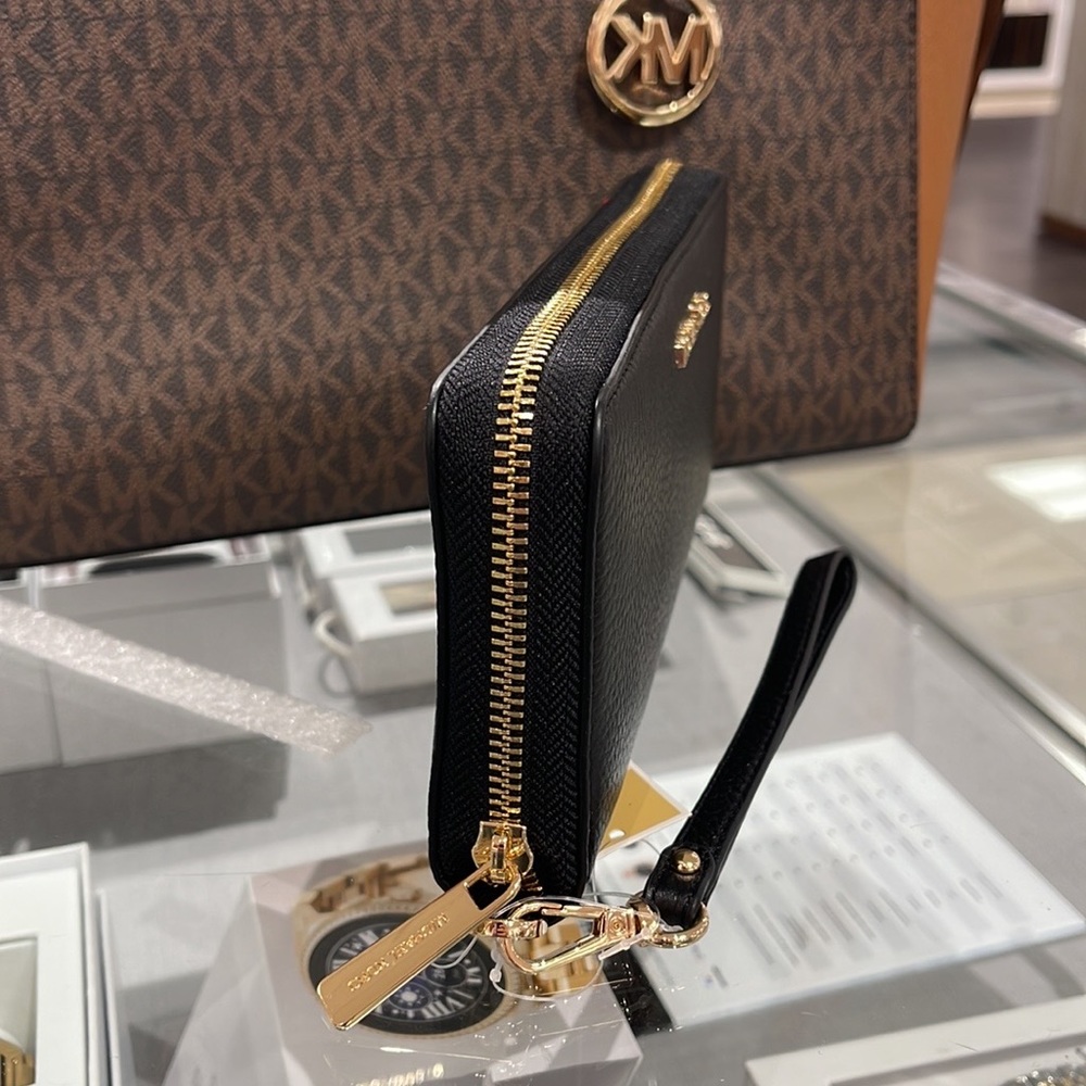 MICHAEL KORS LARGE TRAVEL CONTINENTAL WRISTLET WALLET PHONEHOLDER BLACK /Gold - Picture 5 of 16